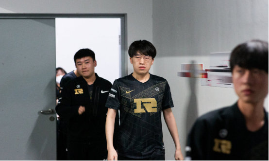 他想一直打 他想一直打